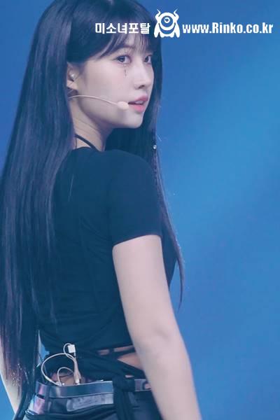 타이트한 블랙 티셔츠 에버글로우 시현