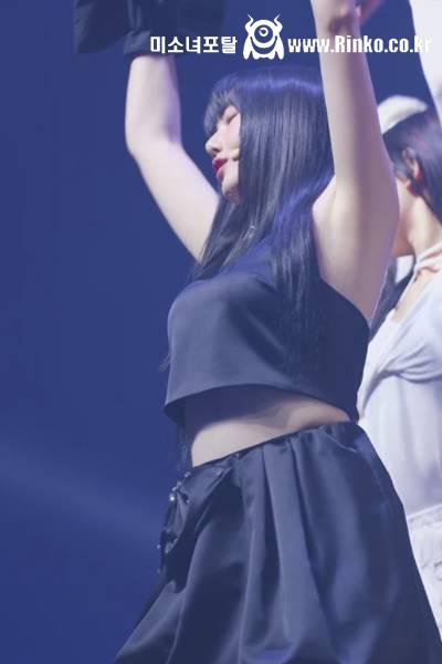 봉긋한 실크 크롭 민소매 예린