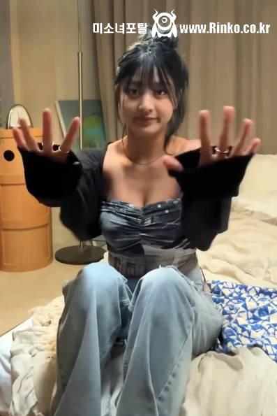 트와이스 지효 오프솔더 가슴골