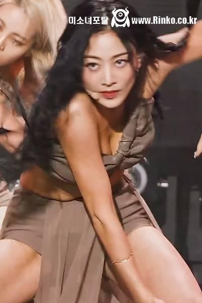 크롭 민소매 숙인 가슴골 갈라진 허벅지 트와이스 지효