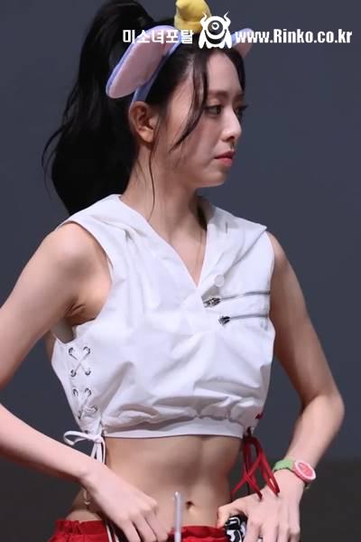 배꼽 노출 선도부 교련복 입어 보는 ITZY 유나