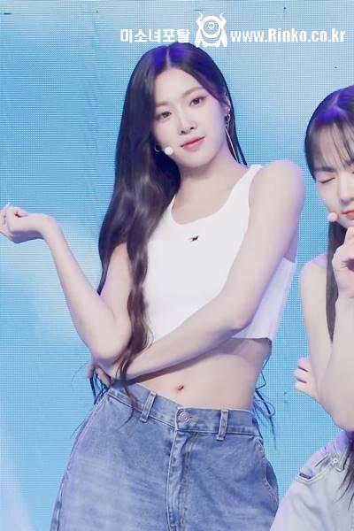 화이트 크롭 민소매 청바지 핏 트리플에스 러블루션 니엔