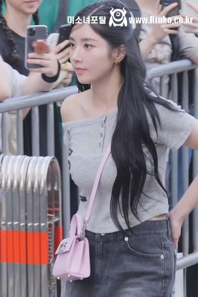 출근길 회색티 크로슴백 가슴 드리블 권은비