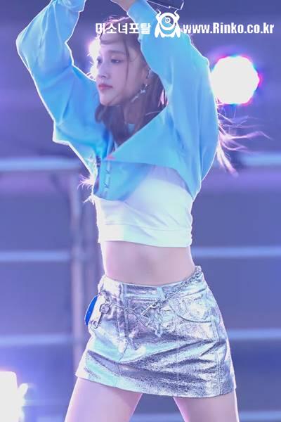 양갈래 머리 은박 미니스커트 스테이씨 재이