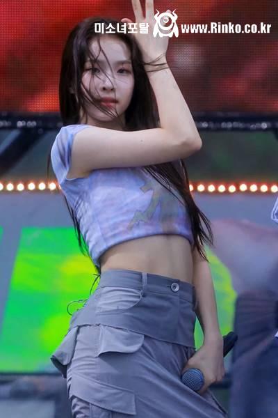 젖은 머리 크롭 민소매 에이디야 서원