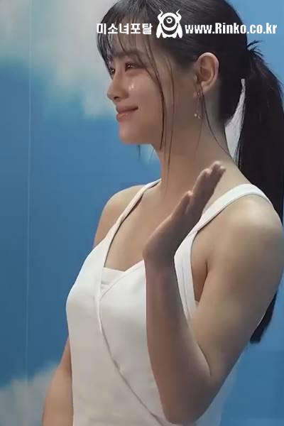 화이트 민소매 드레스 김세정