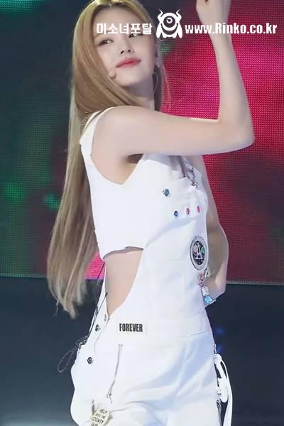 민소매 멜빵 ITZY 예지