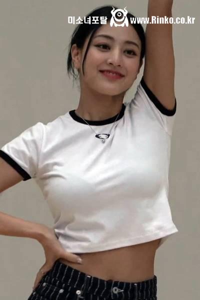 브라 라인 노출 묵직한 밀착 흰티 트와이스 지효