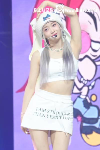 귀가 긴 비니 화이트 크롭탑 스테이씨 수민