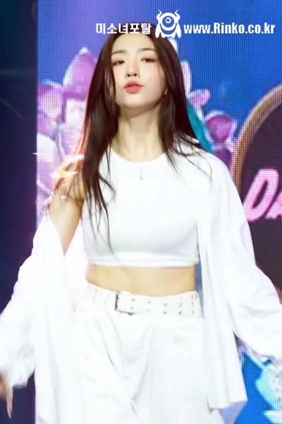 오버핏 흰 셔츠 봉긋 크롭탑 트리플에스 박소현