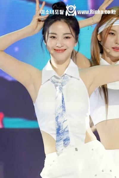하이레그 민소매 흰 셔츠 ITZY 류진