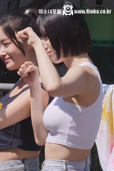 크롭 민소매 아래가 접히는 묵직한 옆가슴 하이키 리이나