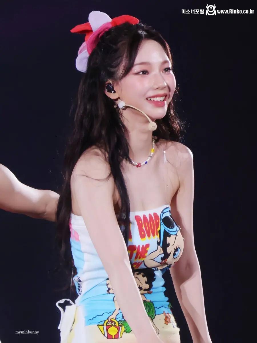 에스파 카리나 카툰이 프린팅 된 원피스 묵직한 볼륨감 - 콘서트