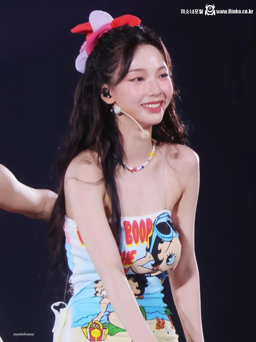 에스파 카리나 카툰이 프린팅 된 원피스 묵직한 볼륨감 - 콘서트