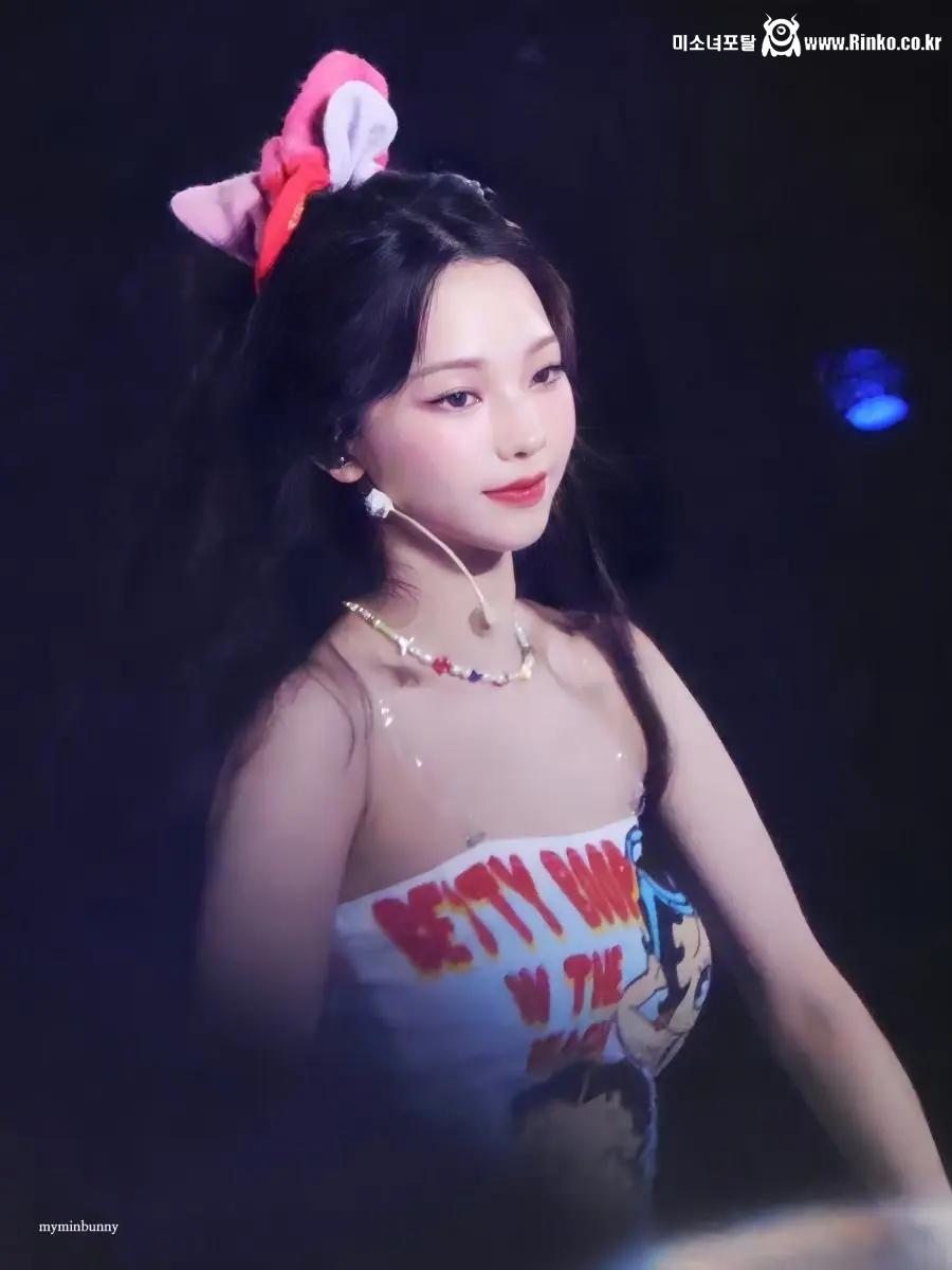 에스파 카리나 카툰이 프린팅 된 원피스 묵직한 볼륨감 - 콘서트