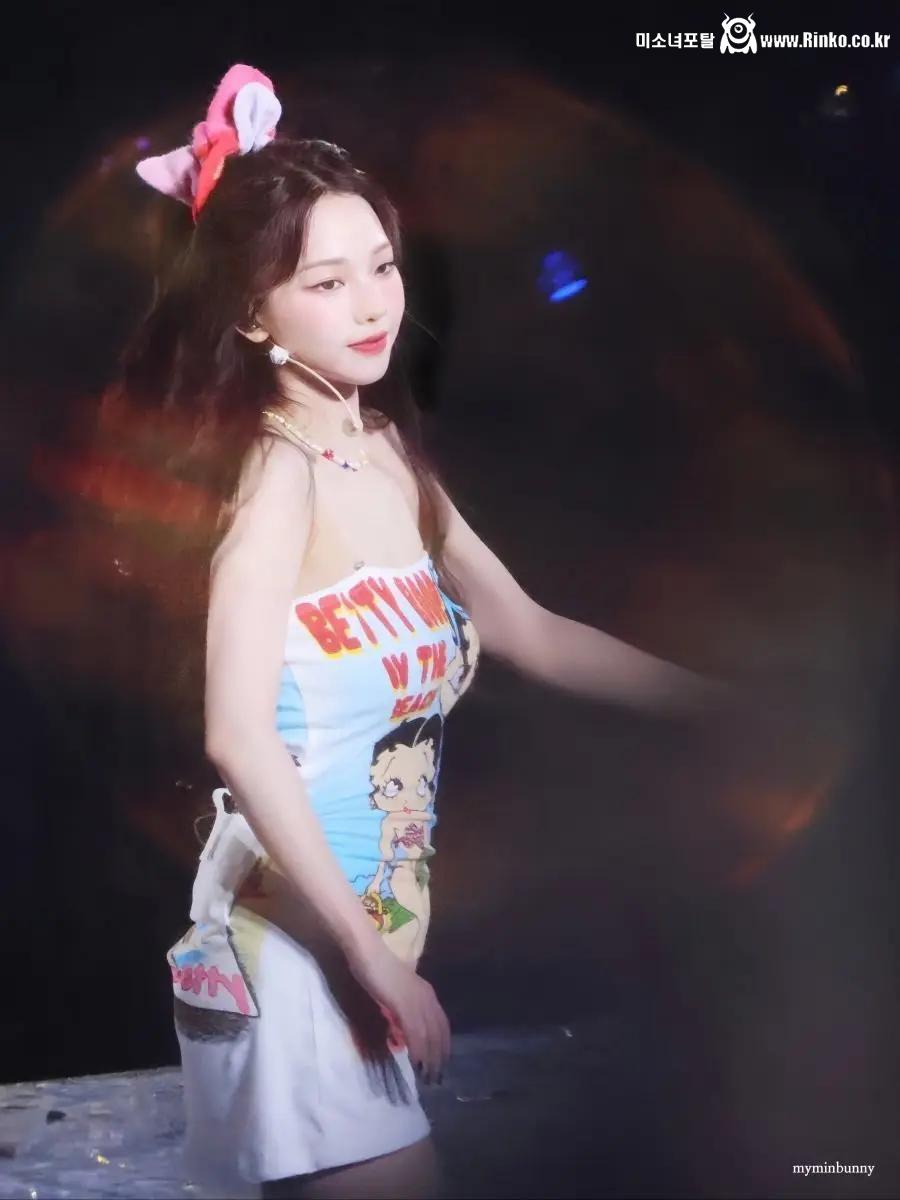 에스파 카리나 카툰이 프린팅 된 원피스 묵직한 볼륨감 - 콘서트