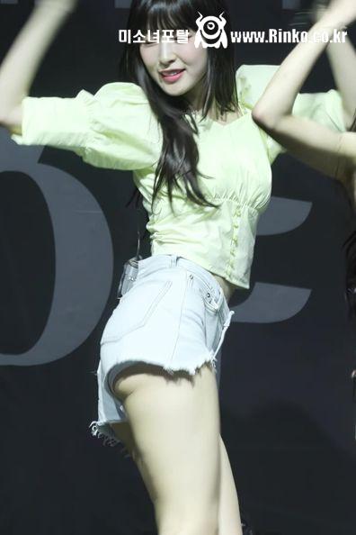 그림자가 드리워진 뒤태 오마이걸 아린