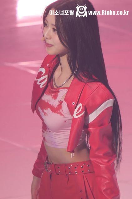 딱 붙는 크롭 ITZY 유나