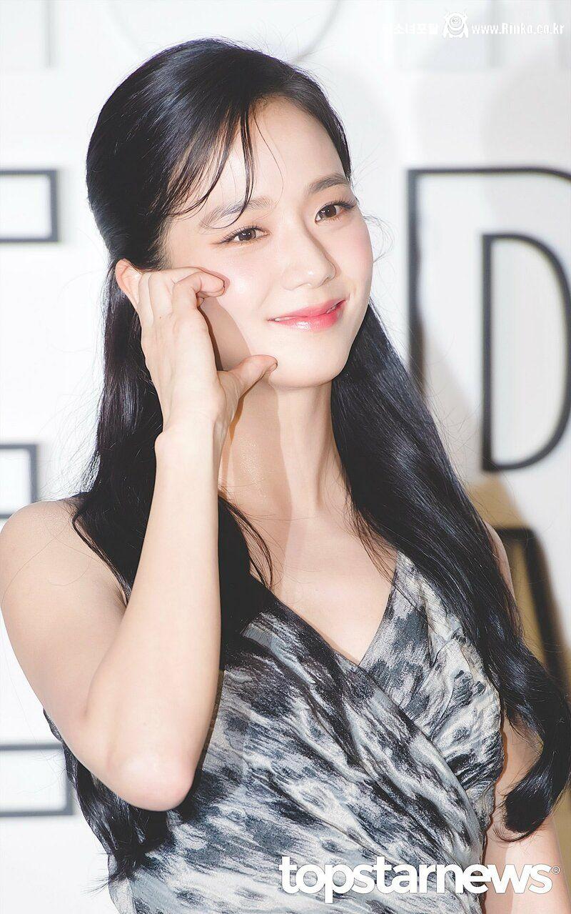 드레스 입고 디올 성수동 행사에 참석한 블랙핑크 지수