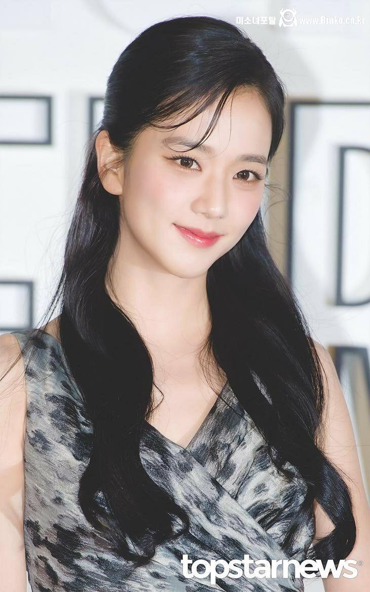 드레스 입고 디올 성수동 행사에 참석한 블랙핑크 지수