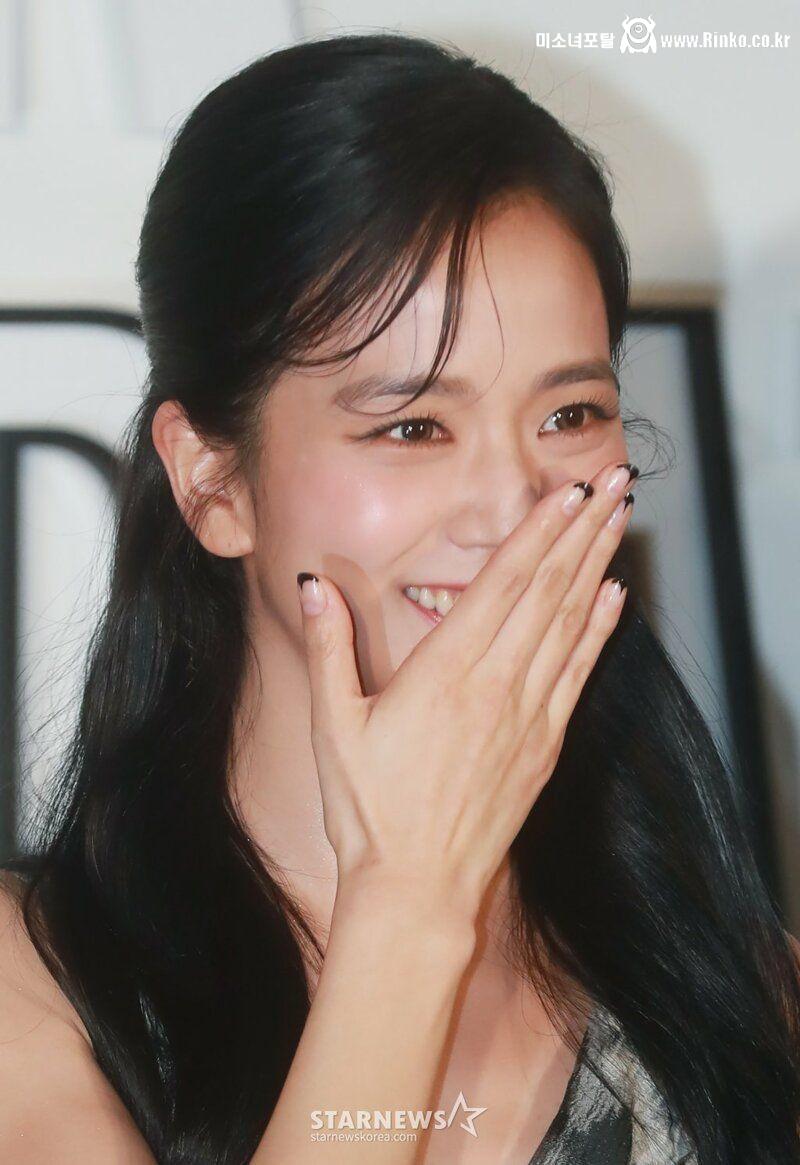 드레스 입고 디올 성수동 행사에 참석한 블랙핑크 지수