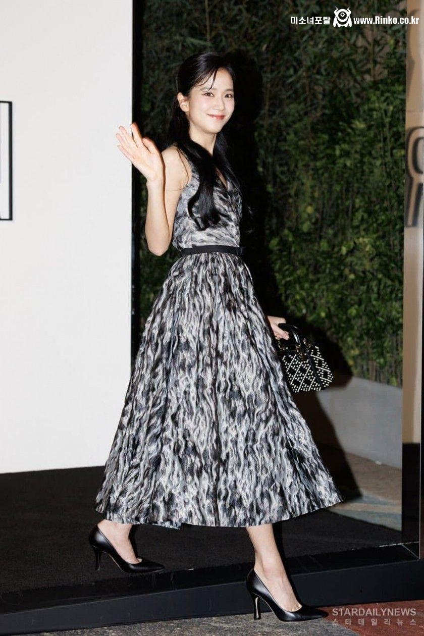 드레스 입고 디올 성수동 행사에 참석한 블랙핑크 지수