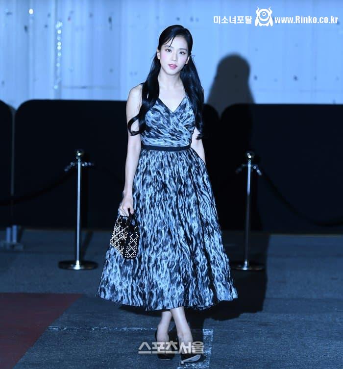 드레스 입고 디올 성수동 행사에 참석한 블랙핑크 지수