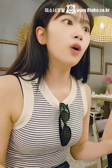 민소매 청바지 아이브 안유진