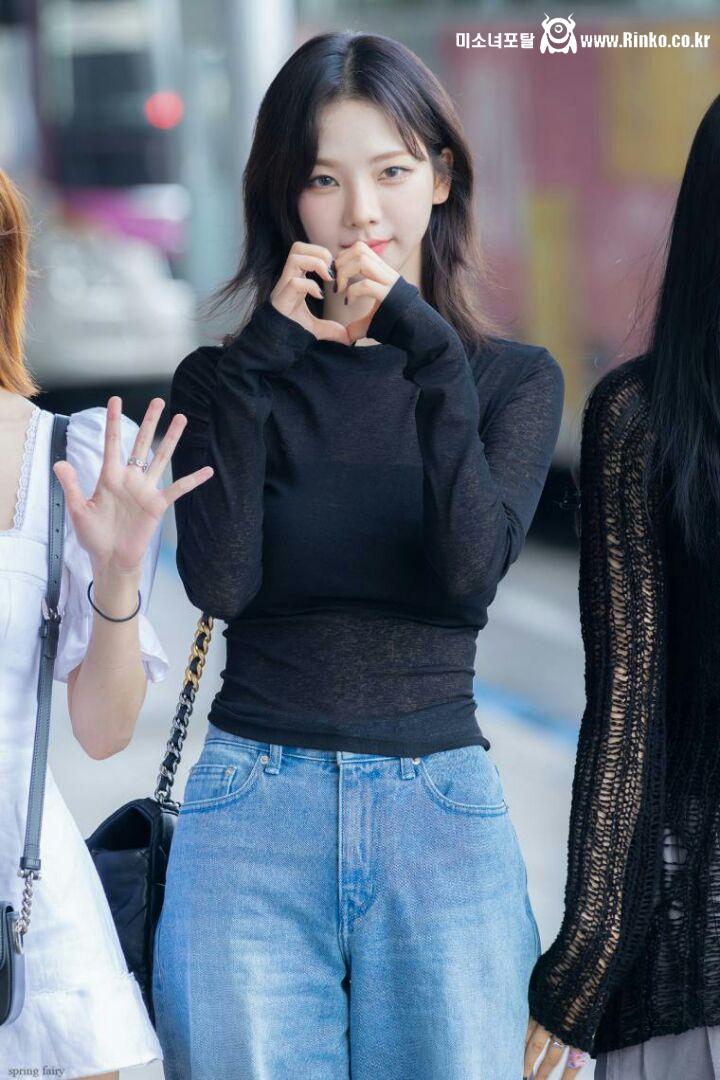 흑발 중단발 카리나