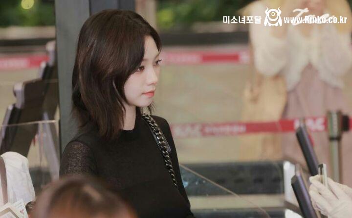 흑발 중단발 카리나