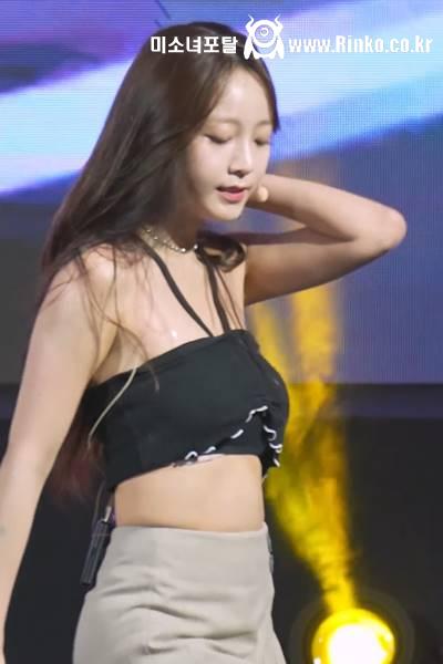 쟈켓 벗어 보여주는 홀터넥 튜브탑 네이처 소희