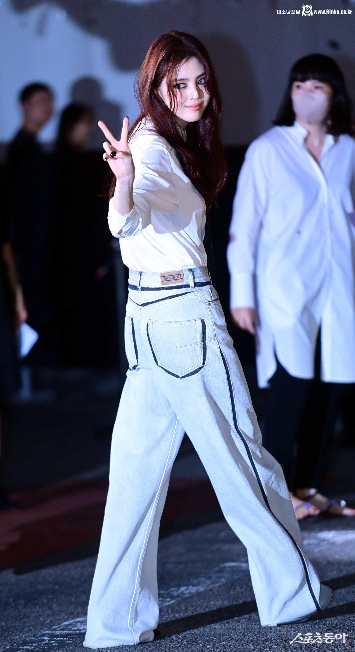 디올 행사에 나타난 흑화한 한소희