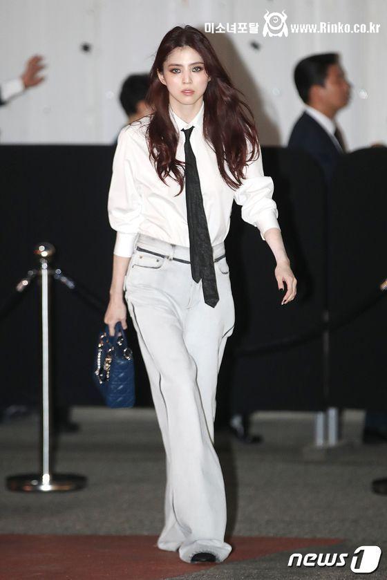 디올 행사에 나타난 흑화한 한소희