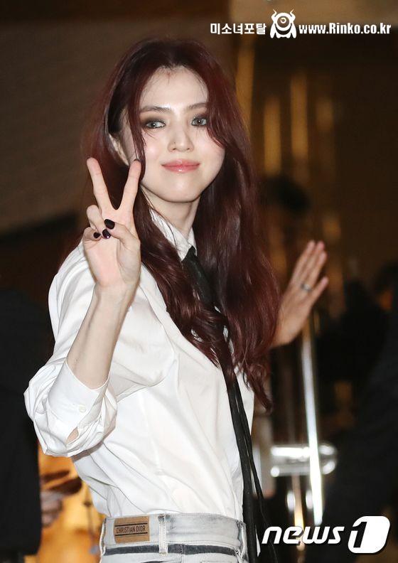 디올 행사에 나타난 흑화한 한소희