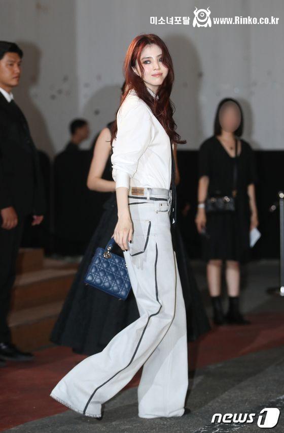 디올 행사에 나타난 흑화한 한소희