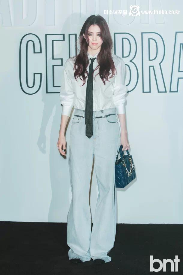 디올 행사에 나타난 흑화한 한소희