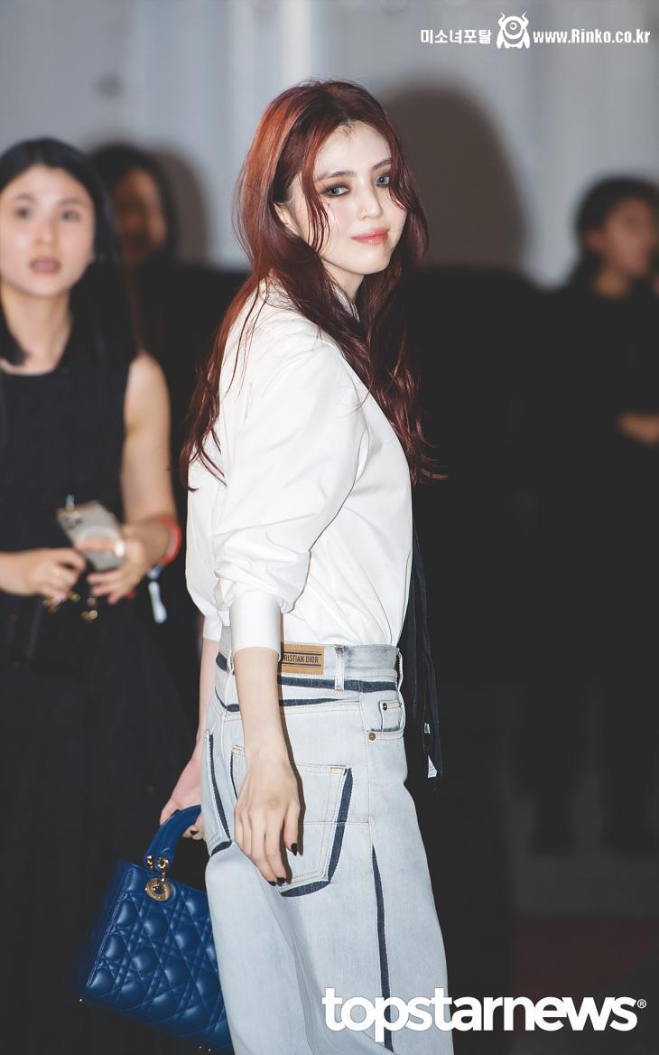 디올 행사에 나타난 흑화한 한소희