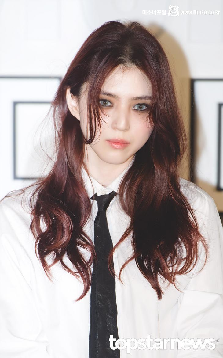 디올 행사에 나타난 흑화한 한소희