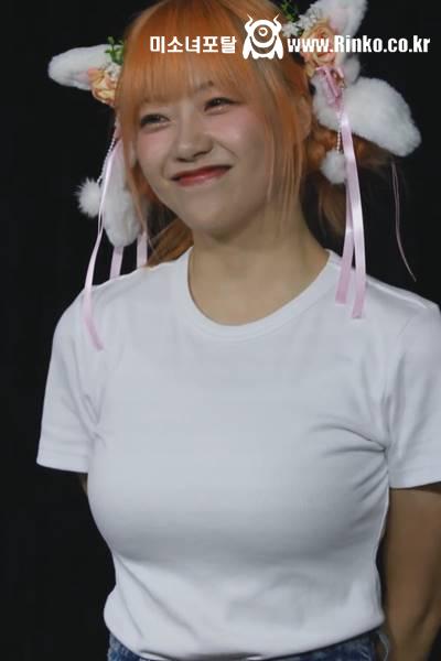 묵직한 흰티에 청바지 시그니처 지원