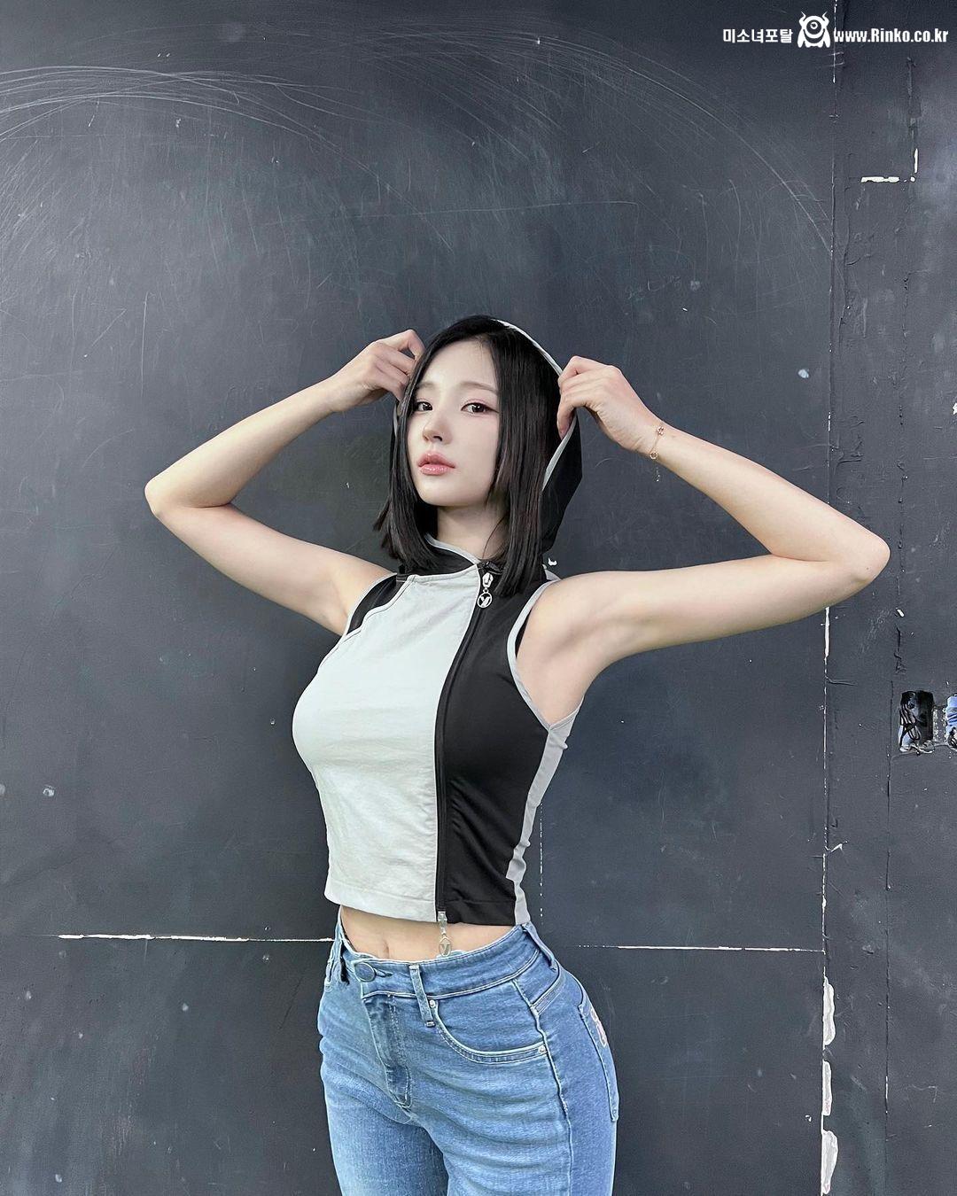 잘록한 허리와 배꼽 언제나 화난 청바지 엉덩이 앨리스 소희