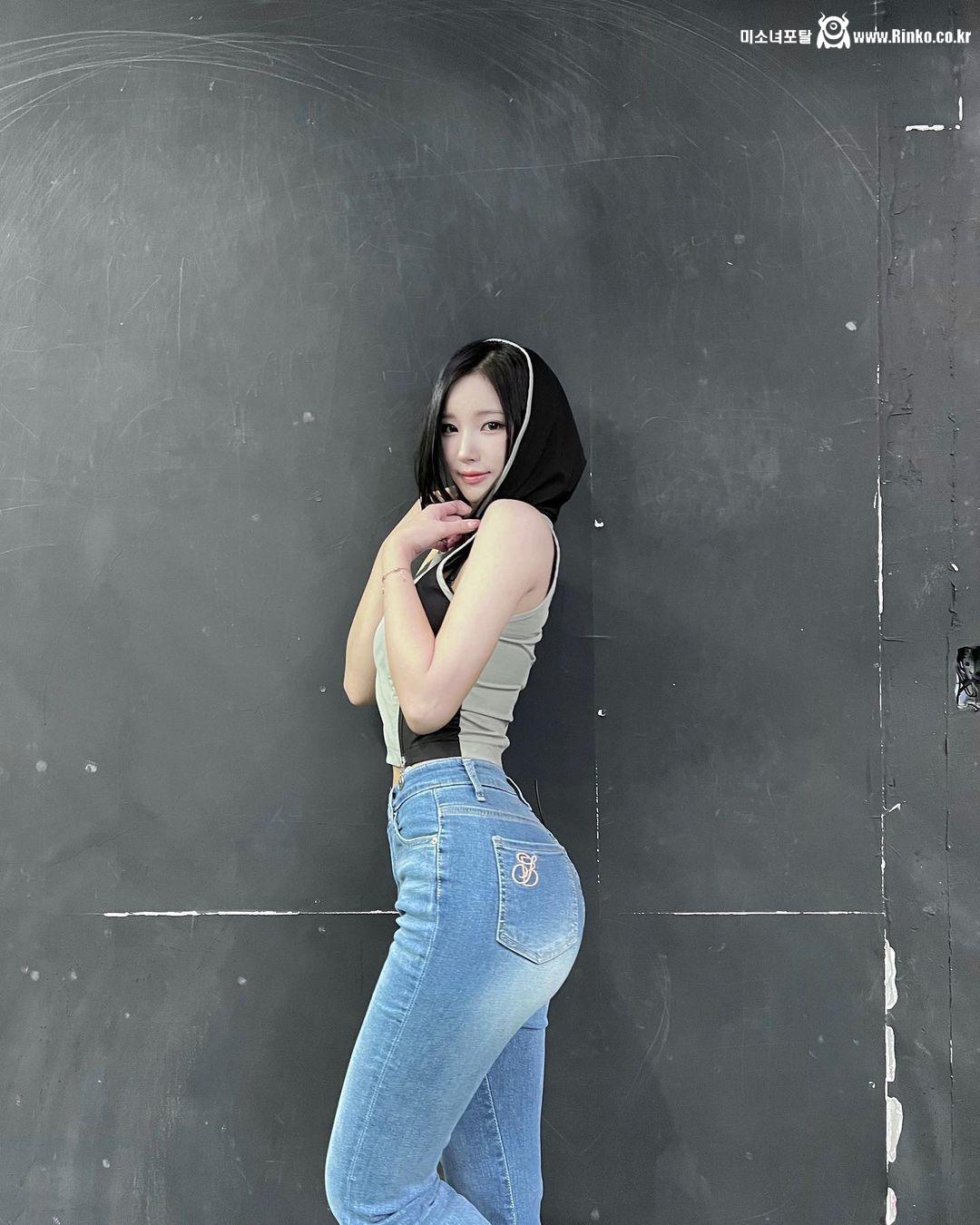 잘록한 허리와 배꼽 언제나 화난 청바지 엉덩이 앨리스 소희