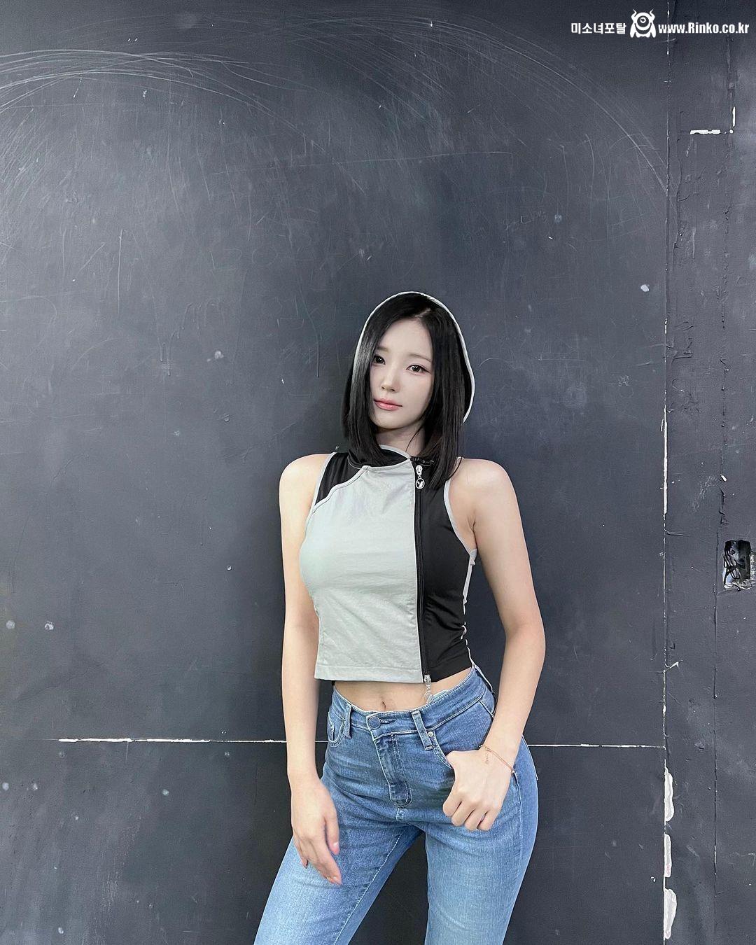 잘록한 허리와 배꼽 언제나 화난 청바지 엉덩이 앨리스 소희