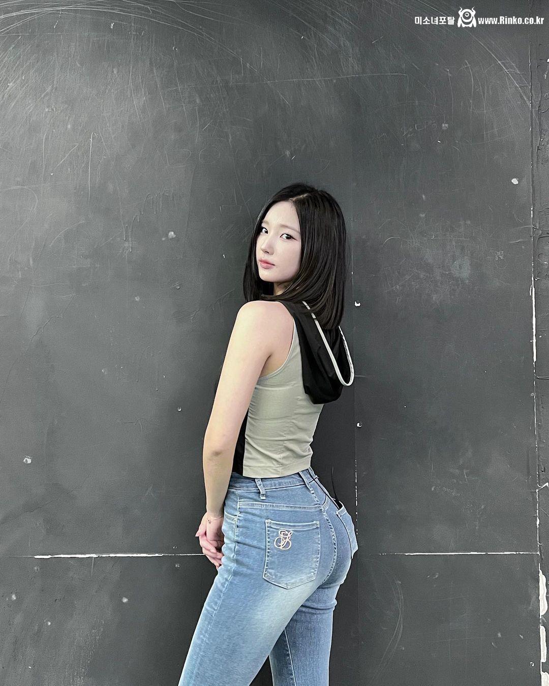 잘록한 허리와 배꼽 언제나 화난 청바지 엉덩이 앨리스 소희