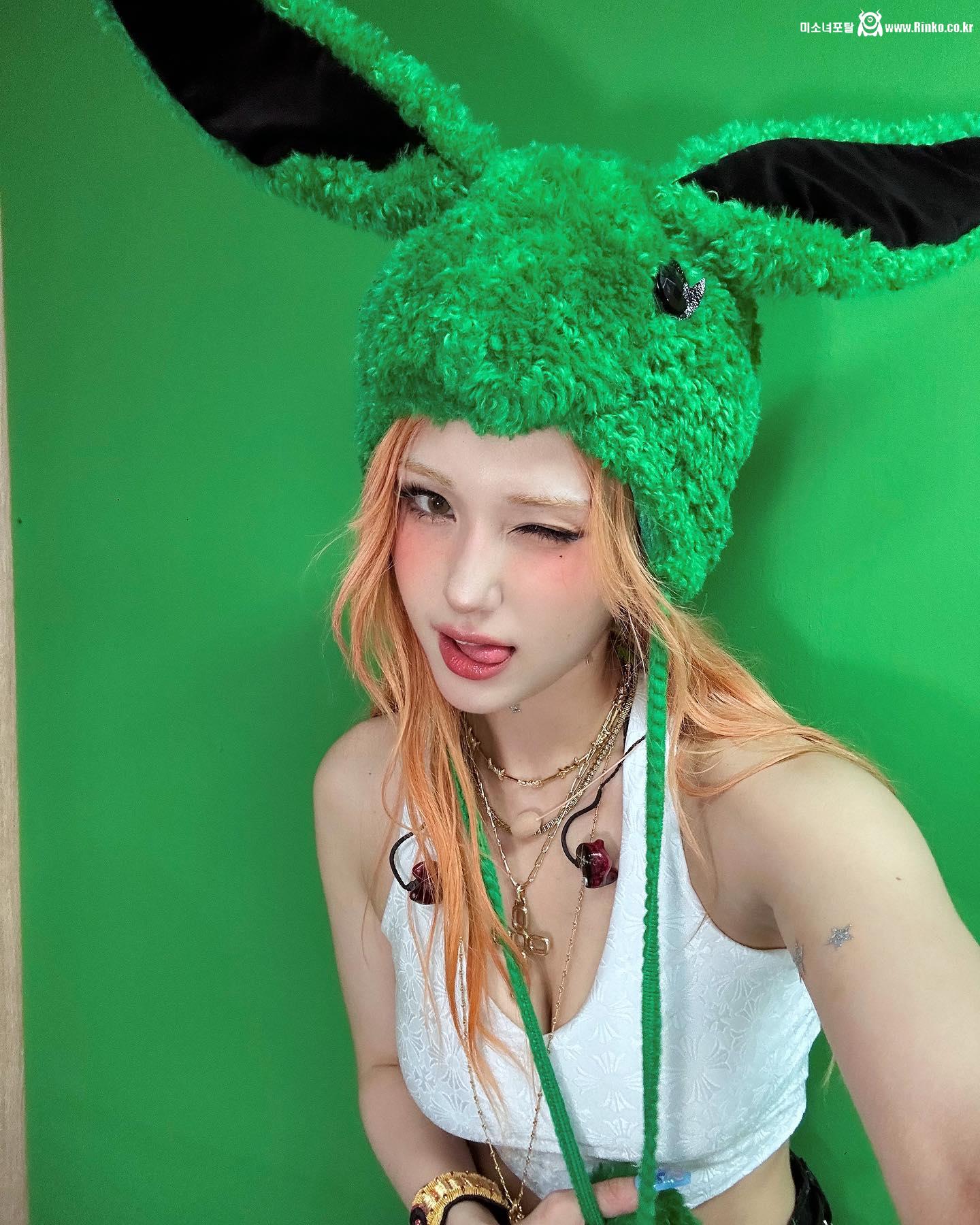초록 토끼 모자를 쓴 흰 나시 전소미 위에서 찍은 셀카 가슴골