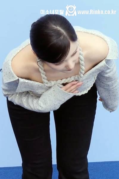오프솔더 인사하는 가슴골 S라인 앨리스 소희