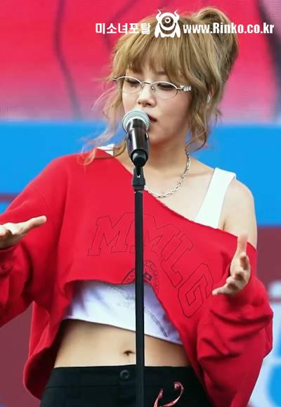 헐렁한 레드 크롭티 묶음 머리 비비 (BIBI)