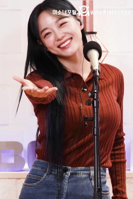 신곡 부르는 김세정