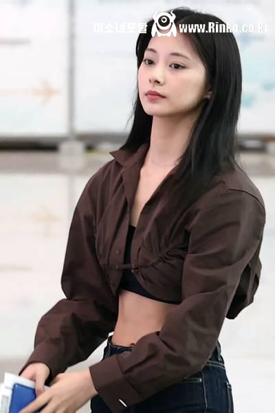 공항패션 개미허리 노출 청바지핏 복근 트와이스 쯔위