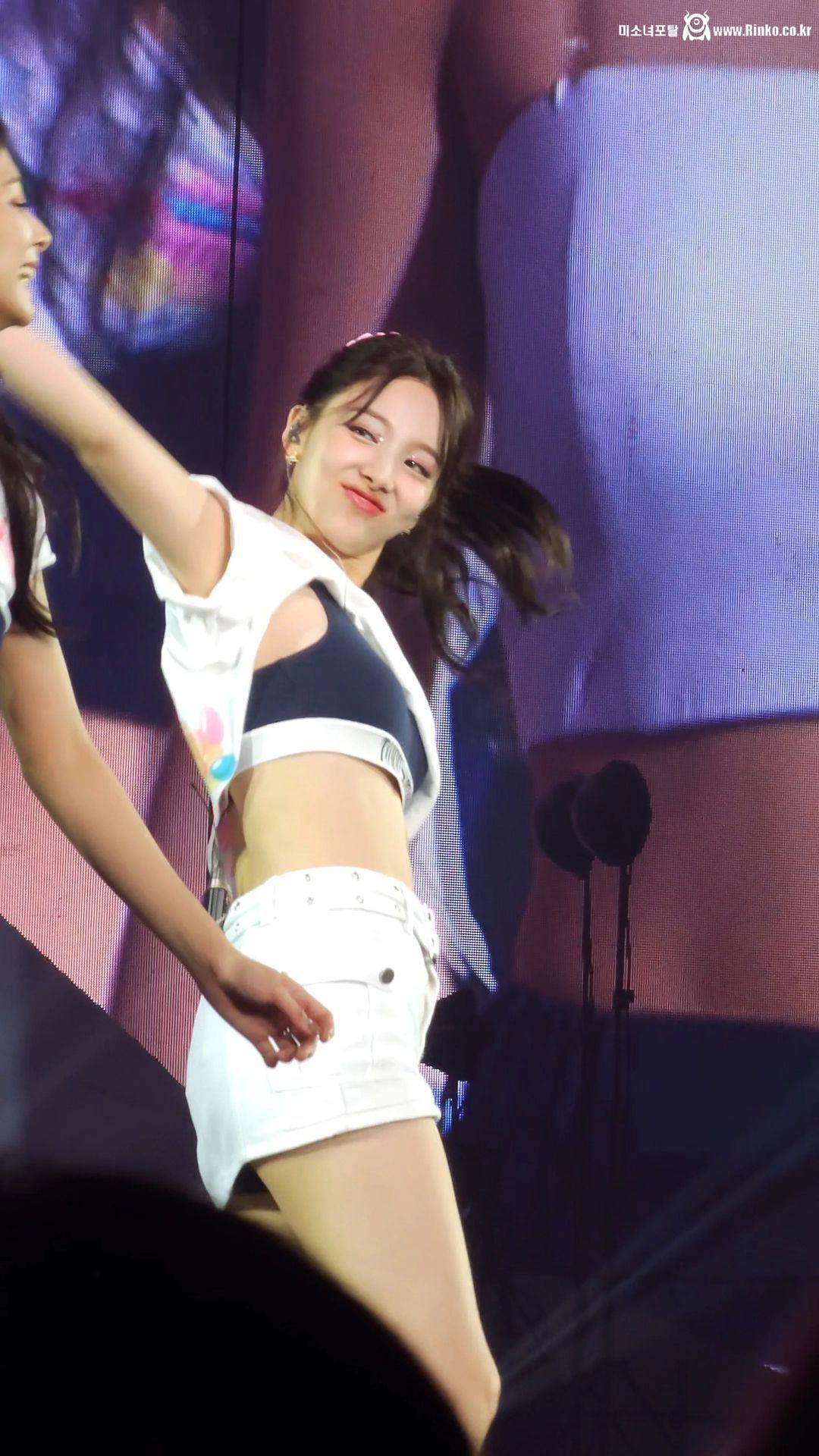 타이트한 원피스 엉덩이 웨이브 트와이스 나연