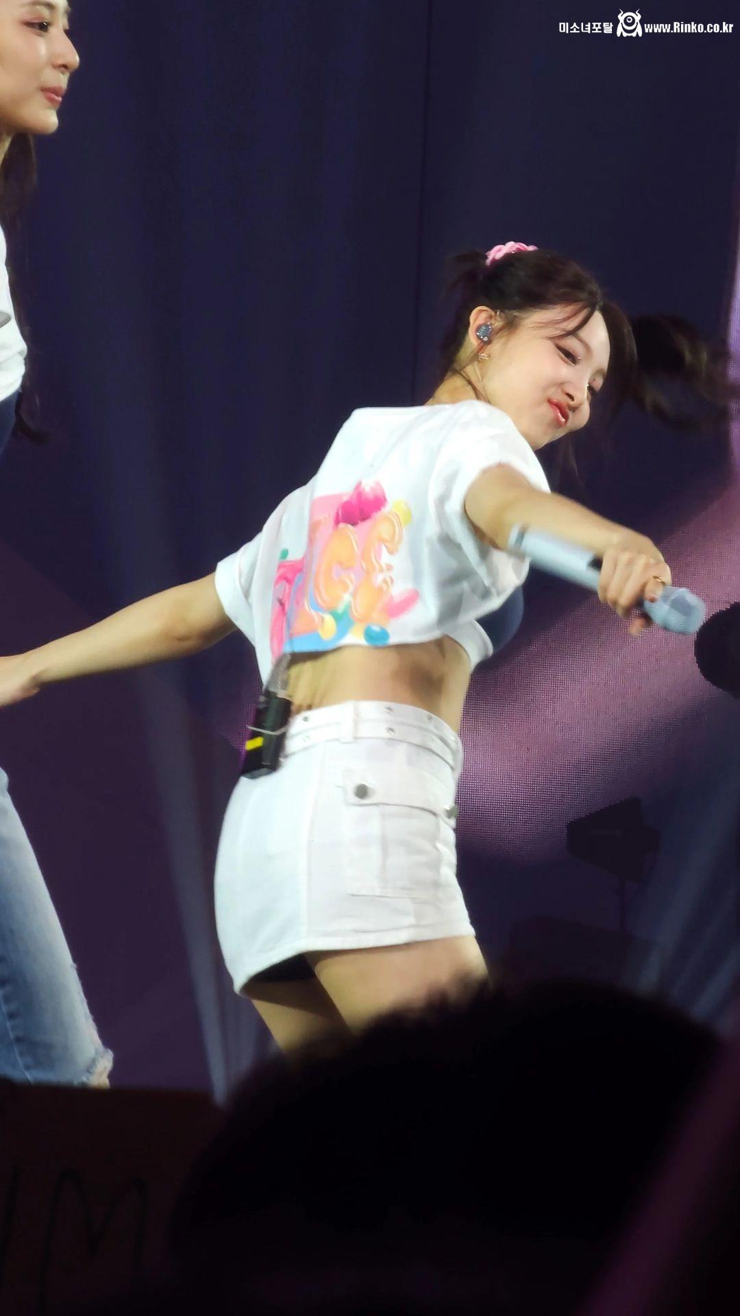 타이트한 원피스 엉덩이 웨이브 트와이스 나연